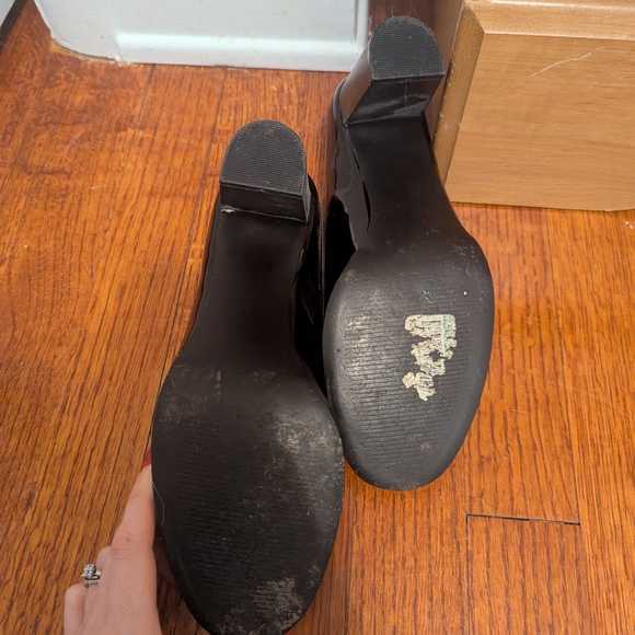 Bandolino Black Heels Classic Style - Picture 3 of 3